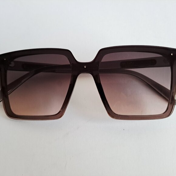 Lot of 10 Assorted Women Fashion Sunglasses main image 5